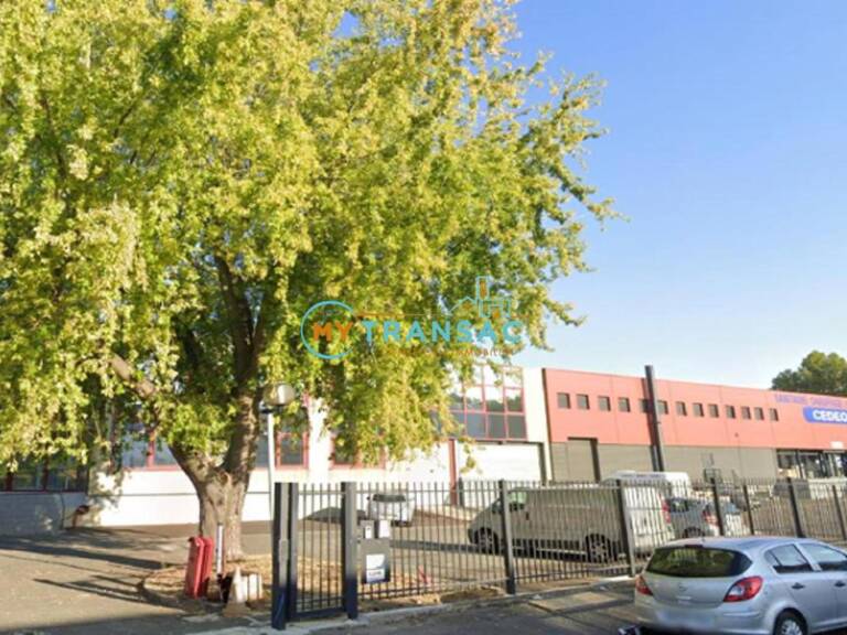 My Transac vous propose à la location des locaux d'activités avec plusieurs possibilités deux surfaces de 500m² et de 810m² soit 1 810m² au total situé à la Z.I. Les Petites Haies à Créteil — photo 1