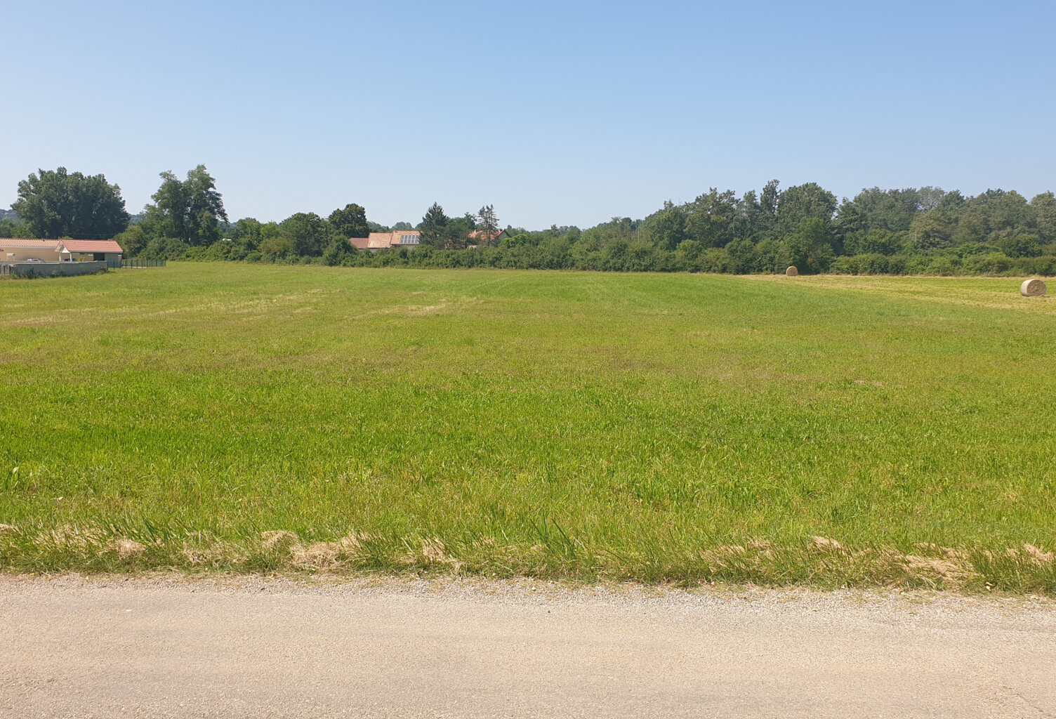 Sur TREPT très joli terrain plat viabilisé — photo 1