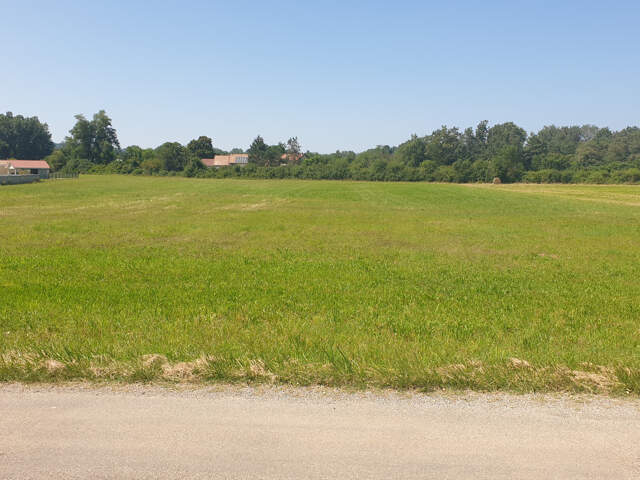 Sur TREPT très joli terrain plat viabilisé — photo du bien