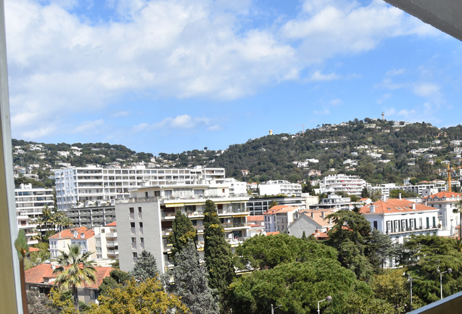 CANNES CENTRE BANANE T2 DERNIERE ETAGE 42M2 TERRASSE 14M2 VU — photo 1