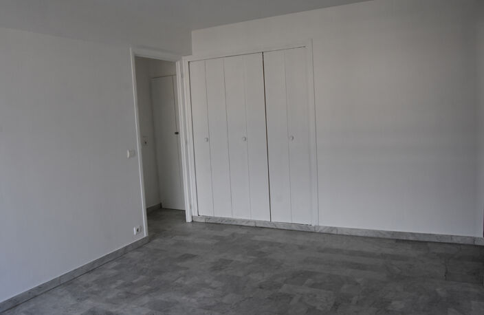 CANNES CENTRE BANANE T2 DERNIERE ETAGE 42M2 TERRASSE 14M2 VU — photo 2