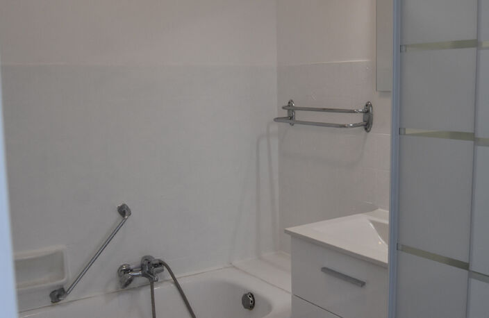 CANNES CENTRE BANANE T2 DERNIERE ETAGE 42M2 TERRASSE 14M2 VU — photo 4