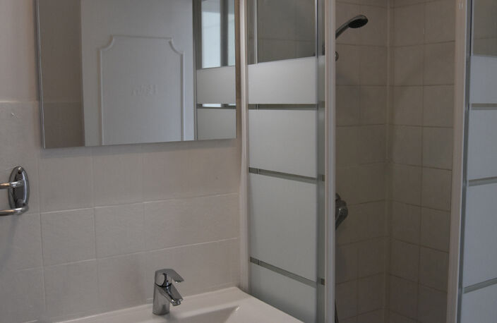 CANNES CENTRE BANANE T2 DERNIERE ETAGE 42M2 TERRASSE 14M2 VU — photo 5