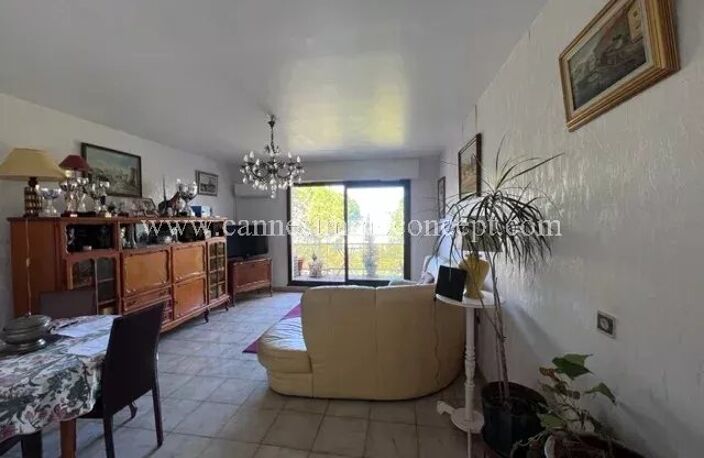 Bel appartement traversant Traverse Regny 9eme Arrdt — photo 2