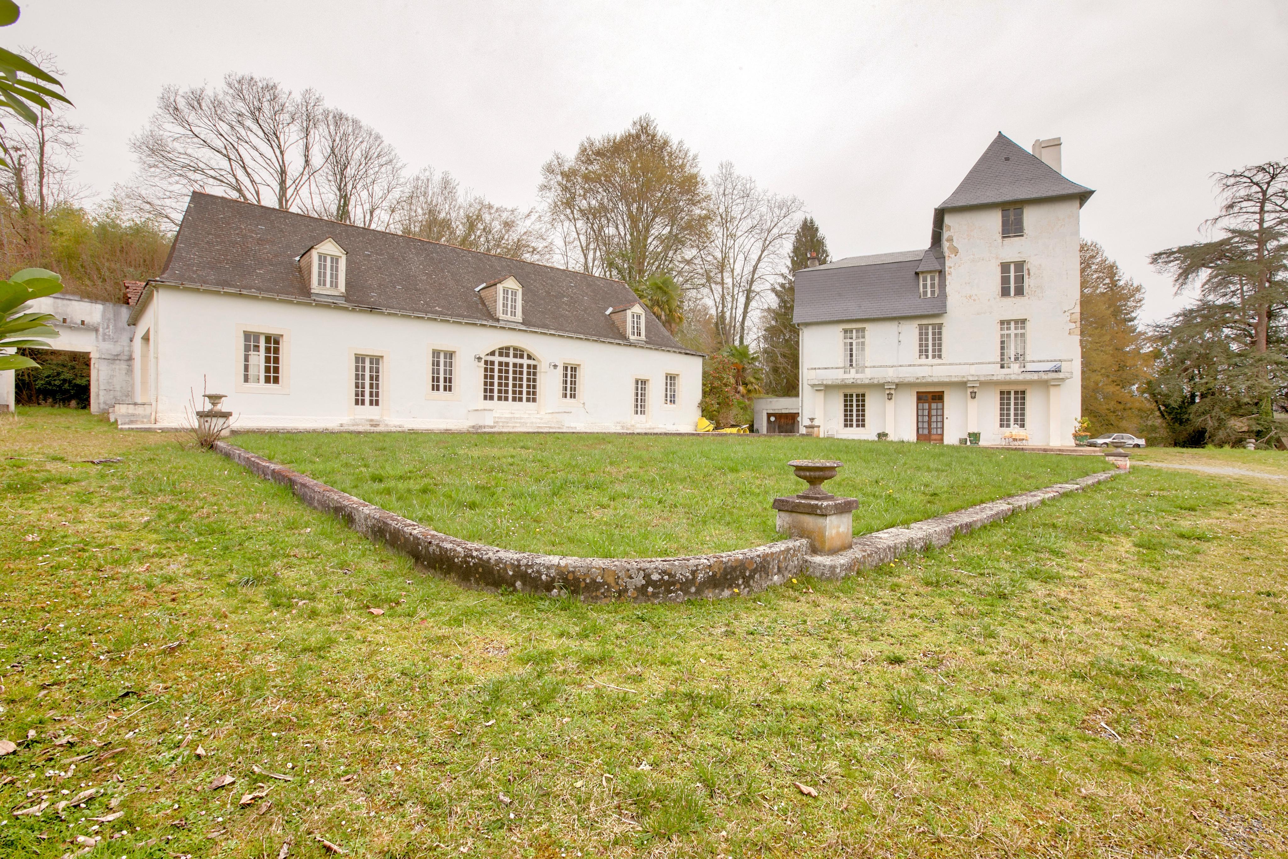 Chateau  T30 à vendre Gelos 64110