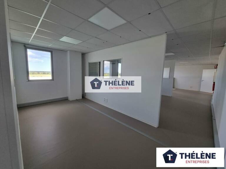 BUREAUX à LOUER — photo 1
