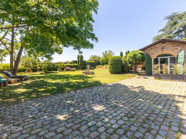 Coup de cœur pour cet appartement de charme avec jardin privatif de 850 m². — photo du bien