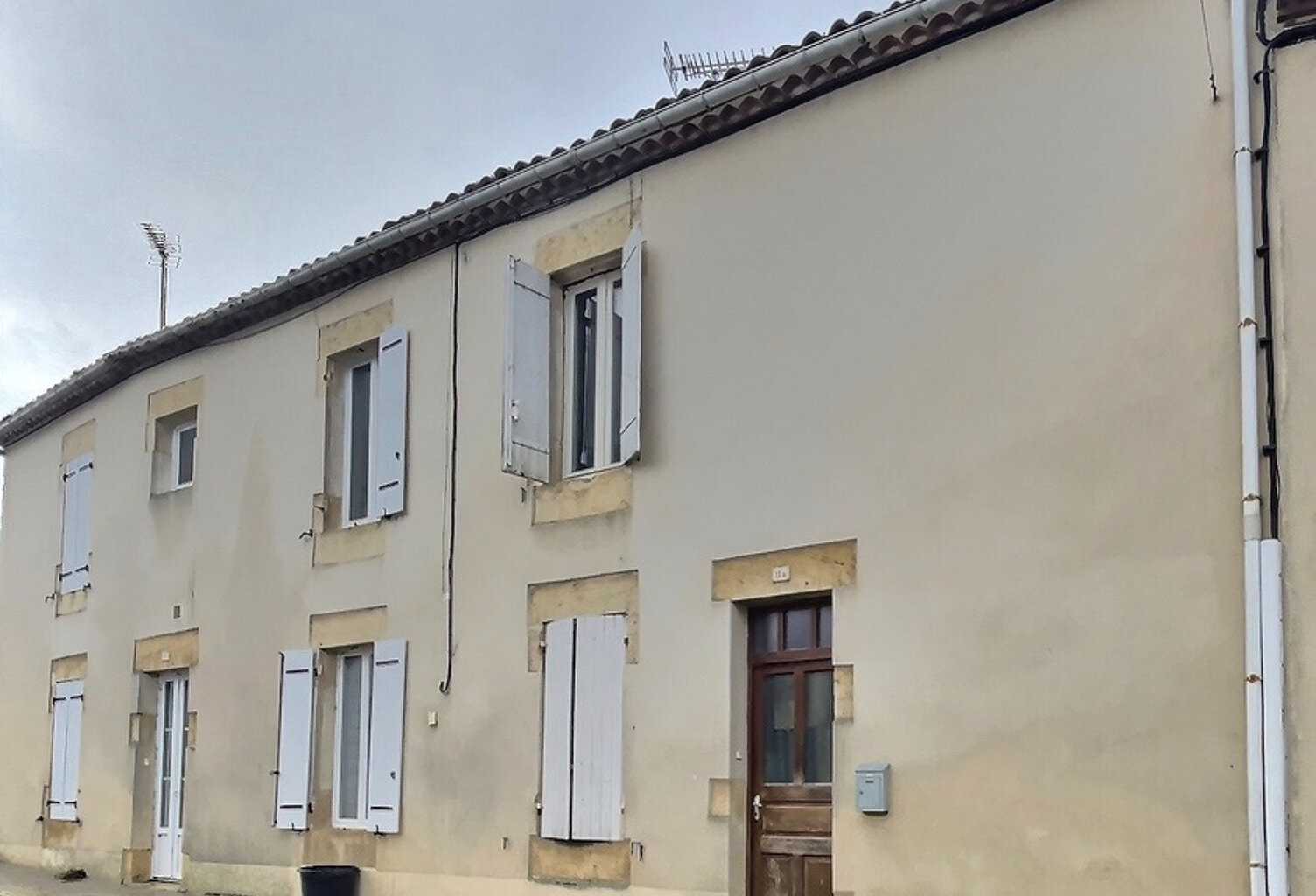 IDEAL INVESTISSEUR ! Dans le charmant village de Monclar venez découvrir cette jolie maison. Ce sont au total  50.46m2 habitables répartis sur trois niveaux qui vous attendent. Au rez-de-chaussée, vous trouverez une cave de 23,63 m2 et un grand garage d'e — photo 1