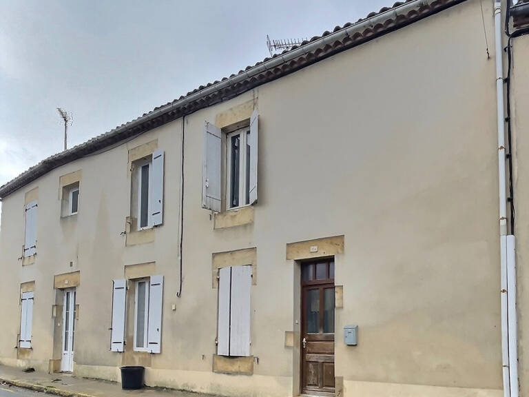 IDEAL INVESTISSEUR ! Dans le charmant village de Monclar venez découvrir cette jolie maison. Ce sont au total  50.46m2 habitables répartis sur trois niveaux qui vous attendent. Au rez-de-chaussée, vous trouverez une cave de 23,63 m2 et un grand garage d'e — photo 1