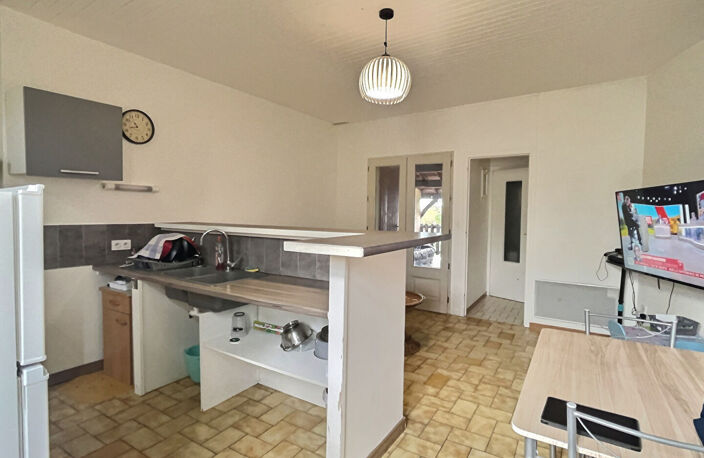 IDEAL INVESTISSEUR ! Dans le charmant village de Monclar venez découvrir cette jolie maison. Ce sont au total  50.46m2 habitables répartis sur trois niveaux qui vous attendent. Au rez-de-chaussée, vous trouverez une cave de 23,63 m2 et un grand garage d'e — photo 2