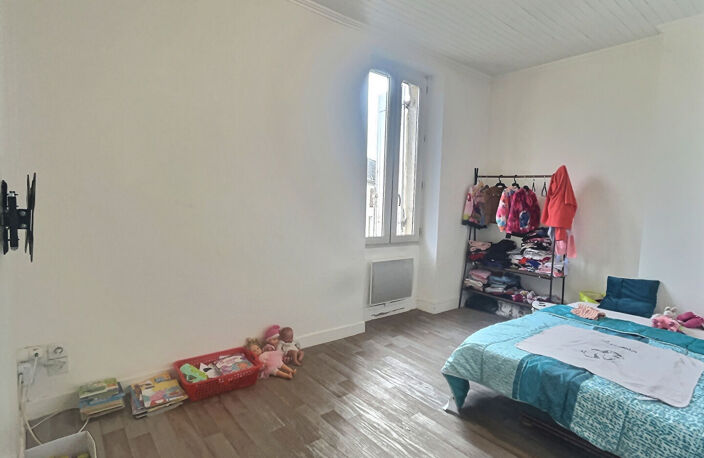 IDEAL INVESTISSEUR ! Dans le charmant village de Monclar venez découvrir cette jolie maison. Ce sont au total  50.46m2 habitables répartis sur trois niveaux qui vous attendent. Au rez-de-chaussée, vous trouverez une cave de 23,63 m2 et un grand garage d'e — photo 4