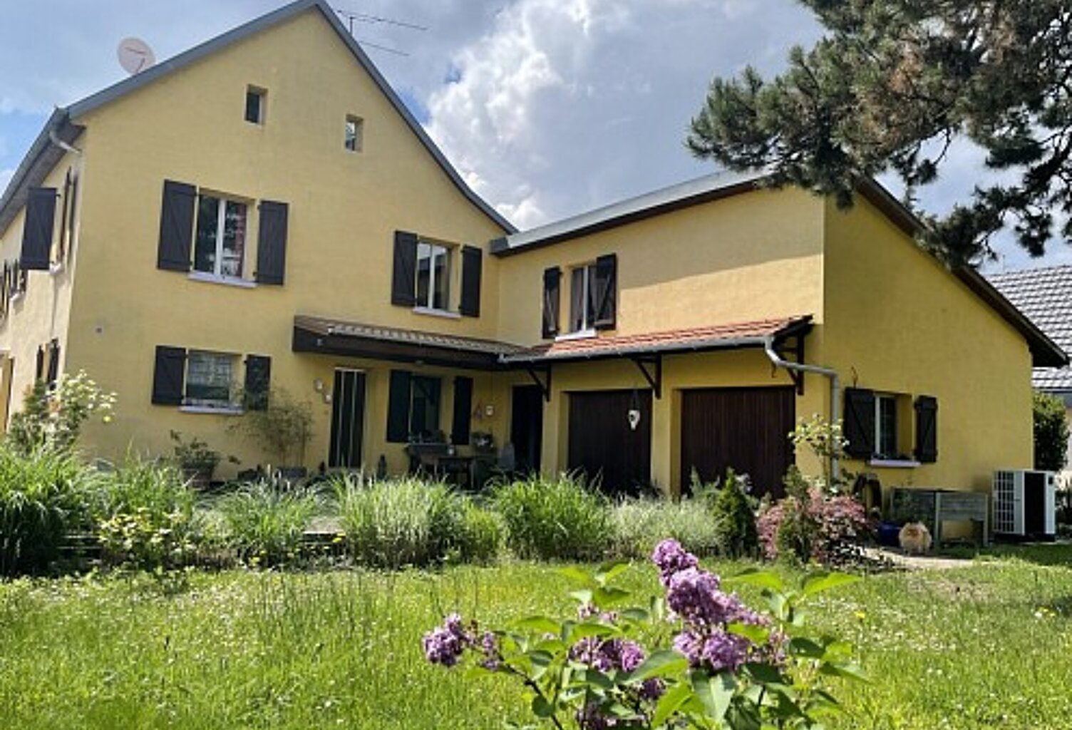 Réf: 10097***  - Prix: 684.000 € - Grande + belle maison, annexes, jardin, ruelle très calme /// Viel Platz + Charme, Nebengebäude, kurze Wege, 3 min Allschwill CH /// House with a soul, 5 bed rooms, workshop, garden, Hégenheim centre, 3 mn CH — photo 1