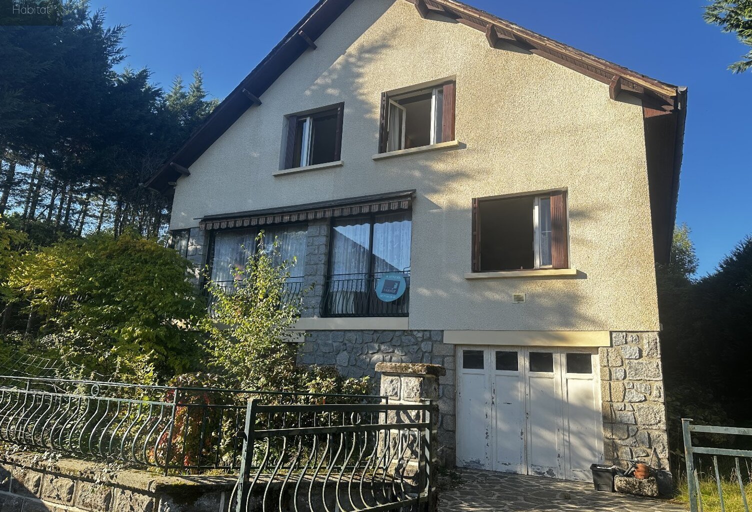 Grande maison avec terrain au coeur de Marcolès, petite cité de caractère. — photo 1