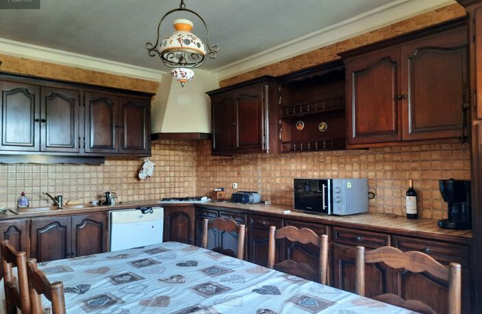 Grande maison avec terrain au coeur de Marcolès, petite cité de caractère. — photo 3