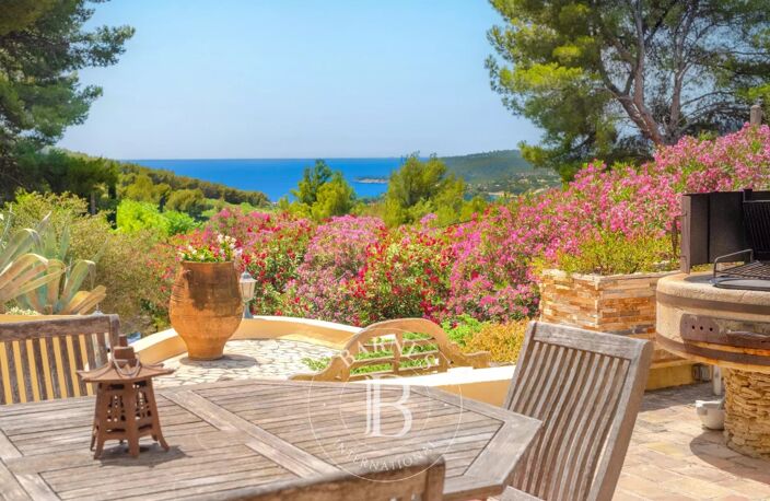 VENTE - CASSIS - PROPRIÉTÉ 280 M² - TERRAIN 4 500 M² - VUE MER - — photo 2