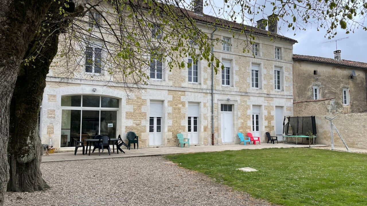 maison 14 pièces 550 m2 à vendre à Saint-Cybardeaux (16170)
