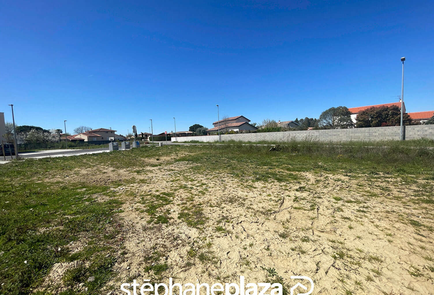 Plaza Immobilier - Plaisance du Touch - Beau terrain plat - Viabilisé - Libre de tout constructeur- — photo 1