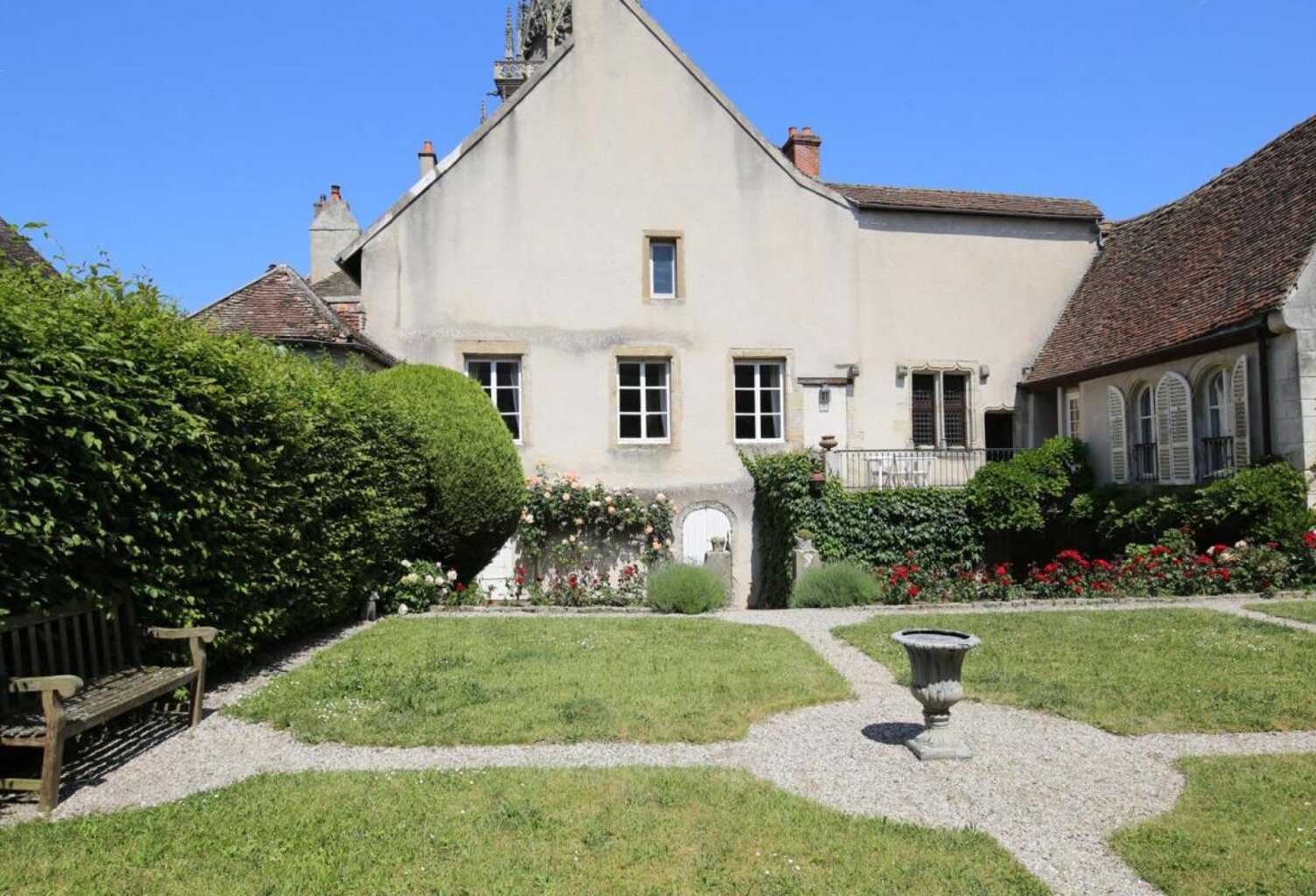 Ancienne maison Canoniale idéalement située en plein coeur historique avec jardin à la française — photo 1