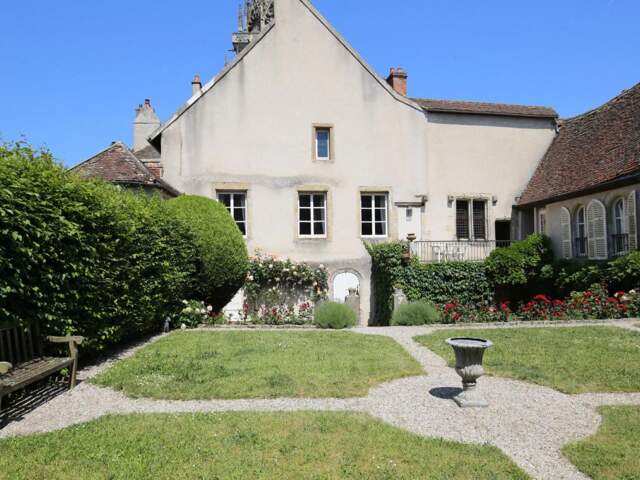 Ancienne maison Canoniale idéalement située en plein coeur historique avec jardin à la française — photo du bien