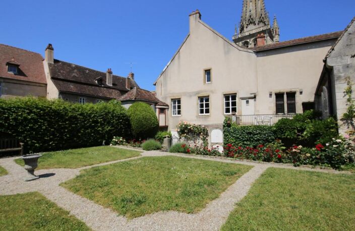 Ancienne maison Canoniale idéalement située en plein coeur historique avec jardin à la française — photo 4