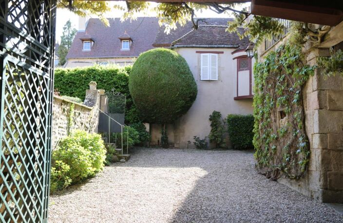 Ancienne maison Canoniale idéalement située en plein coeur historique avec jardin à la française — photo 5