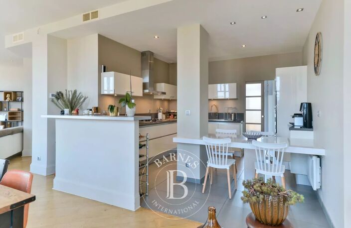 Lyon 6 - Boulevard des Belges - Appartement meublé et rénové de 179,49 m² - Stationnement - Cave - Grenier - Balcon - 1 Bureau - 3 Chambres — photo 4