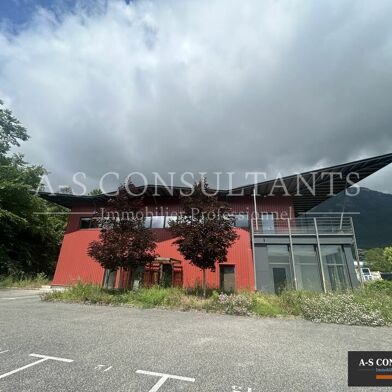 Local industriel 836 m²