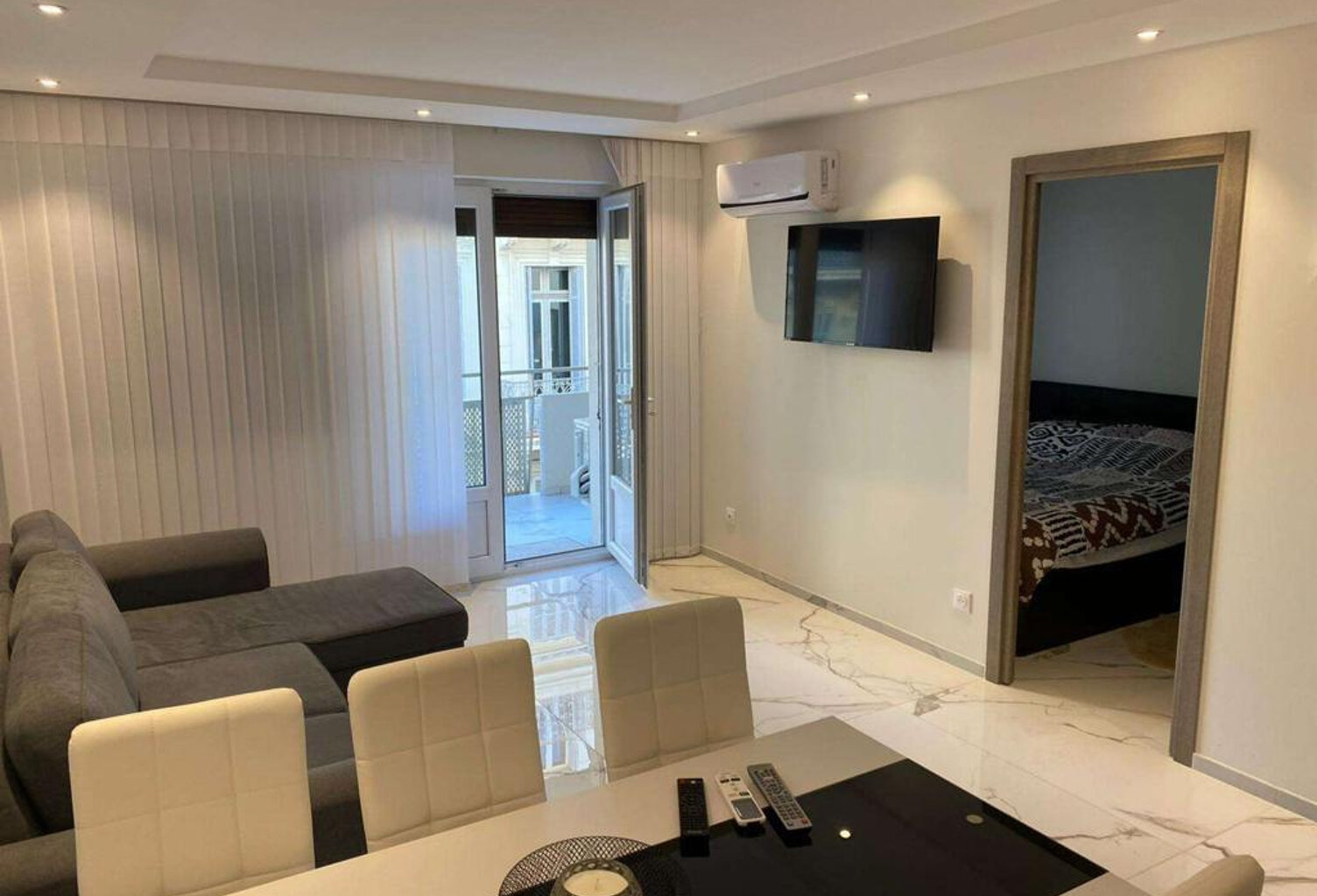 CANNES BANANE BEAU T2 REFAIT À NEUF + TERRASSE 13M2 — photo 1