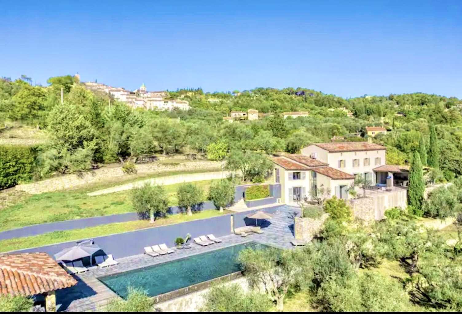 TOURRETTES BASTIDE T8 DE 360M2 SUR 28000M2 AVEC PISCINE GARA — photo 1