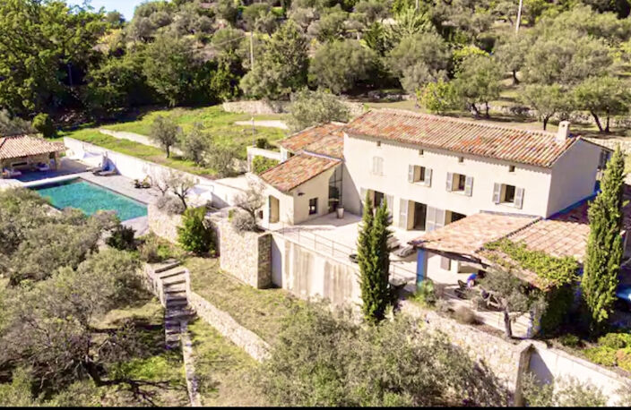 TOURRETTES BASTIDE T8 DE 360M2 SUR 28000M2 AVEC PISCINE GARA — photo 2