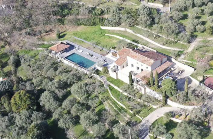 TOURRETTES BASTIDE T8 DE 360M2 SUR 28000M2 AVEC PISCINE GARA — photo 3