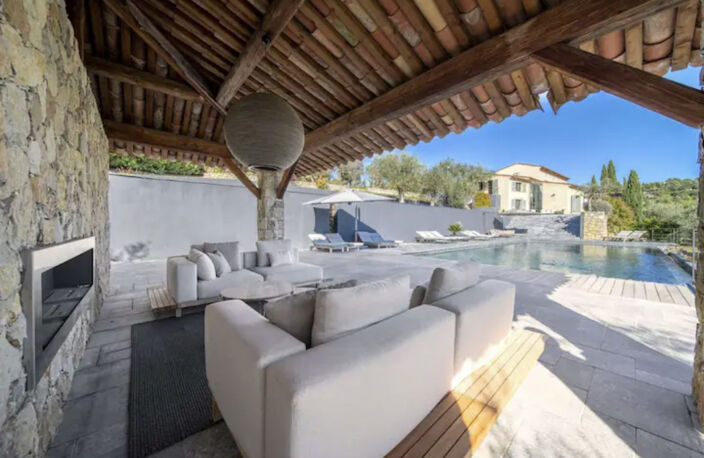 TOURRETTES BASTIDE T8 DE 360M2 SUR 28000M2 AVEC PISCINE GARA — photo 5