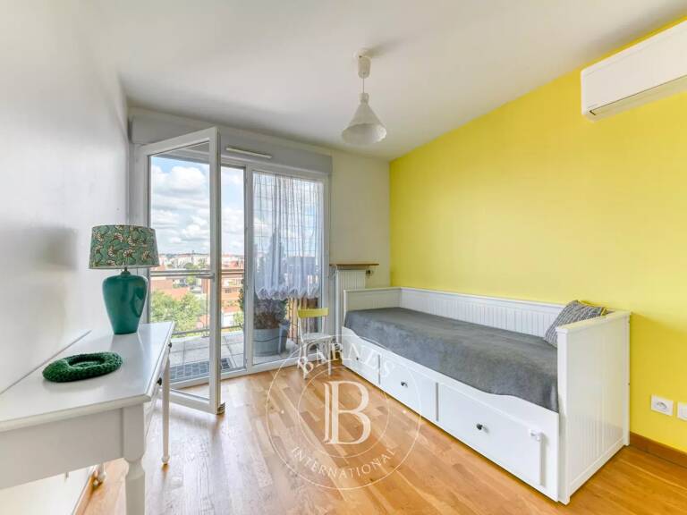 Villeurbanne - Gratte-Ciel - Appartement meublé et rénové de 94,94 m² - Terrasse - Garage double - Bureau - 3 Chambres — photo 1