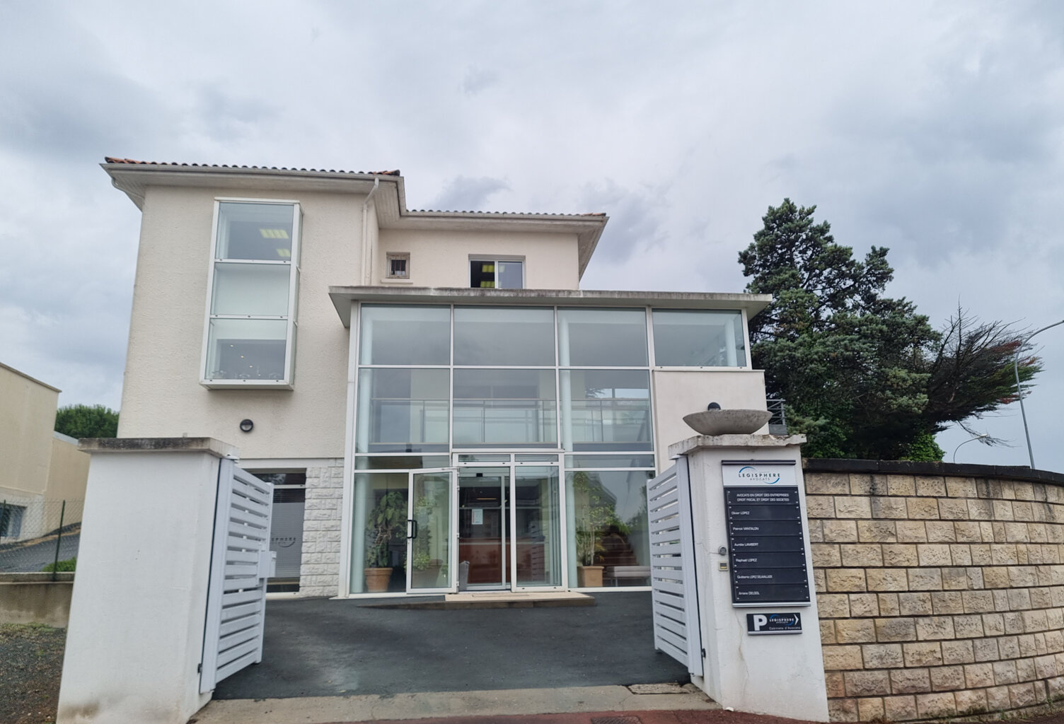 Location commerce  300 m² à Saintes (17100) — photo 1