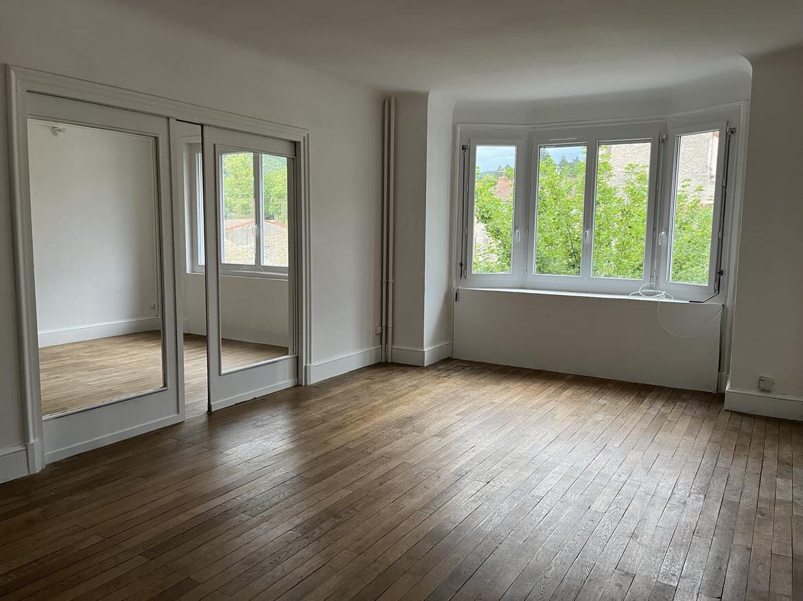 Location Appartement 80 m² à Saint-Julien-Molin-Molette 490 € CC /mois
