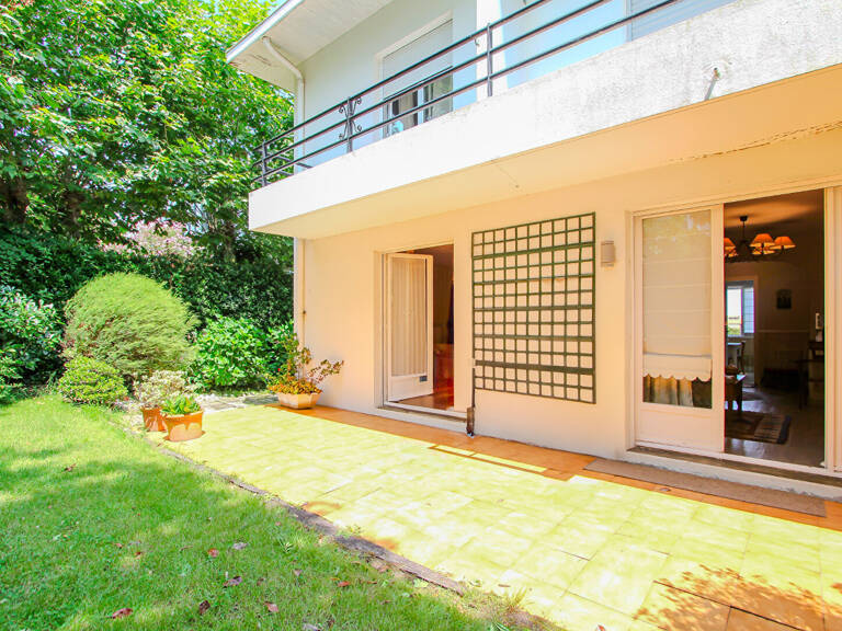 BIARRITZ CENTRE - BEL APPARTEMENT PROCHE MER ET HALLES -TERRASSE - JARDIN - CAVE — photo 1