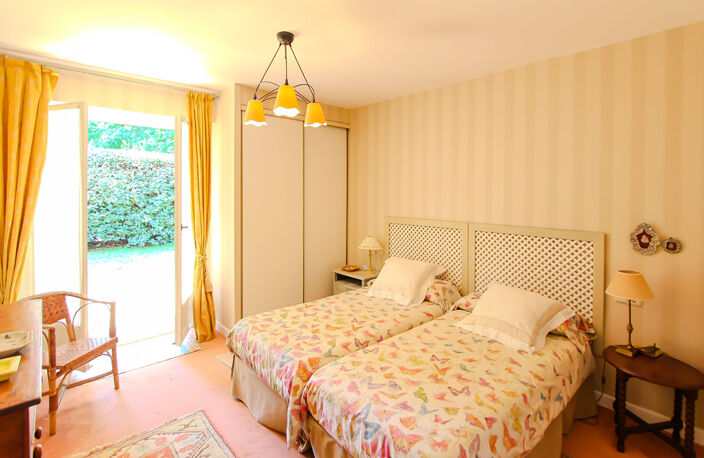 BIARRITZ CENTRE - BEL APPARTEMENT PROCHE MER ET HALLES -TERRASSE - JARDIN - CAVE — photo 5