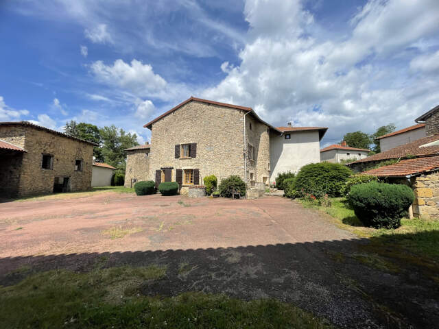ENSEMBLE IMMOBILIER AVEC MAISON DEPENDANCES ET TERRAIN — photo du bien
