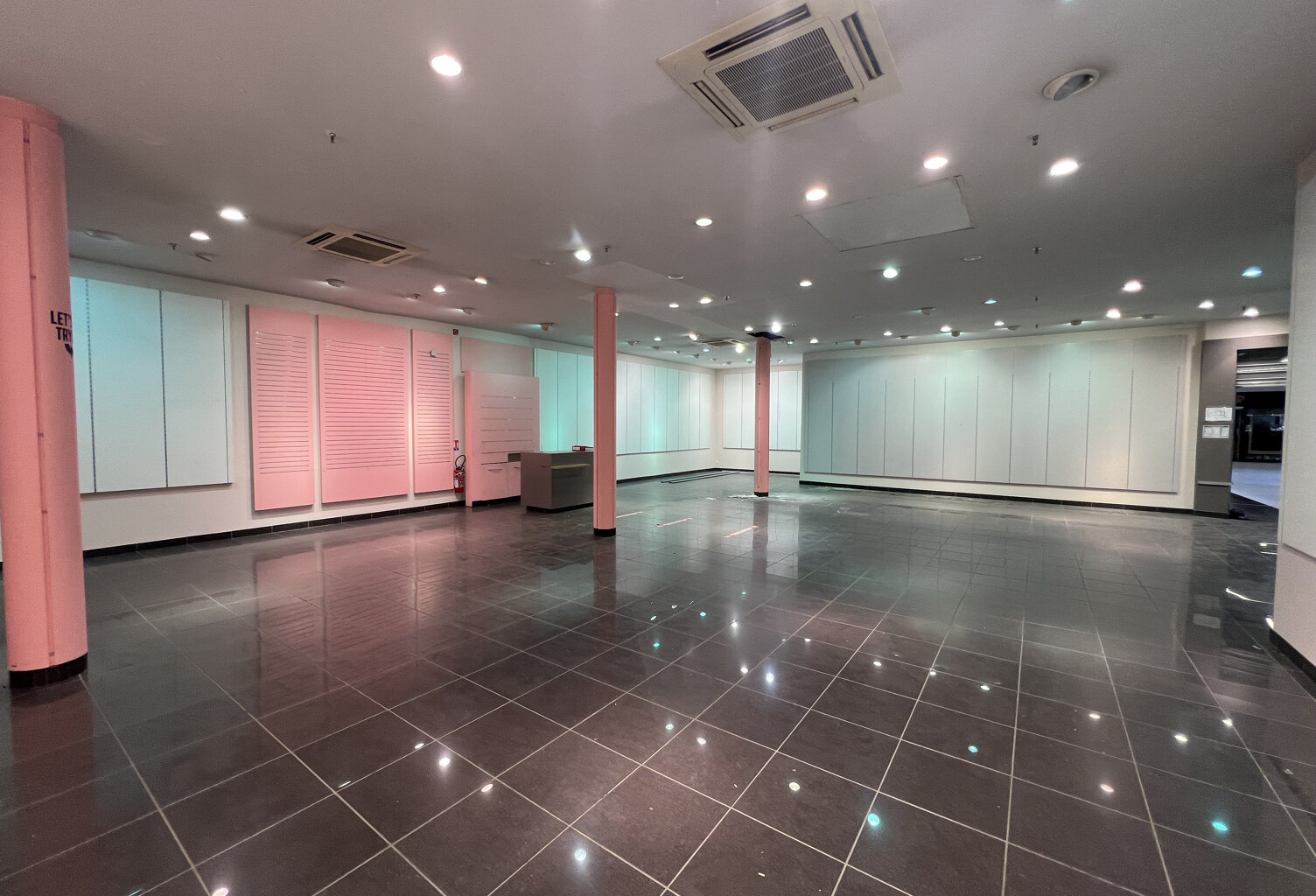Location commerce  216 m² à Poitiers (86000) — photo 1