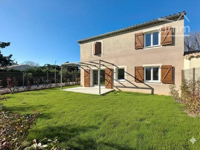 Villa neuve avec garage. — photo du bien