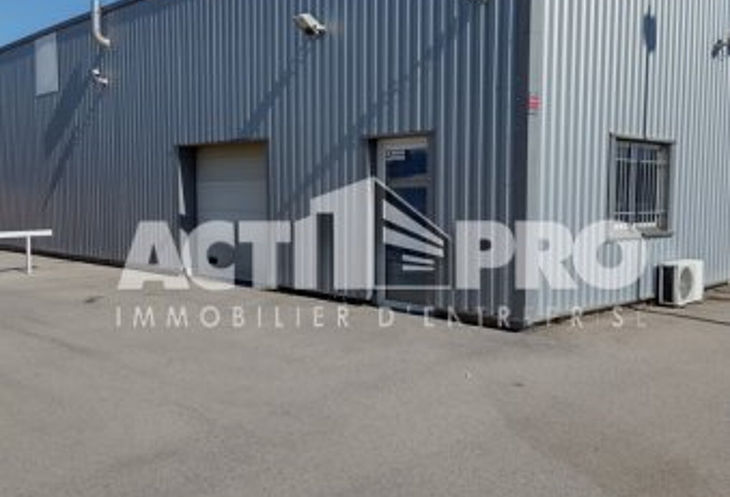 Entrepot à louer — photo 1