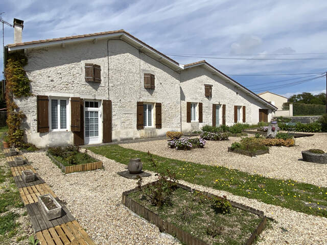 Charmante maison ancienne de 236 m² habitables entre Saintes ... — photo du bien