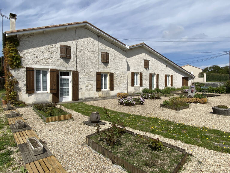 Charmante maison ancienne de 236 m² habitables entre Saintes ... — photo 1