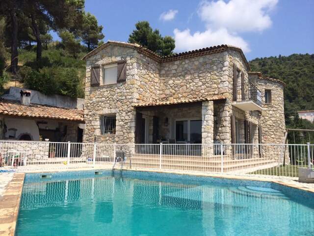 VILLA   avec piscine et  3 garage. — photo du bien