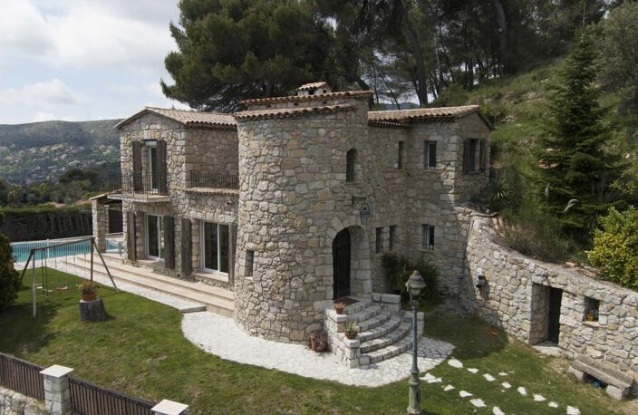 VILLA   avec piscine et  3 garage. — photo 2