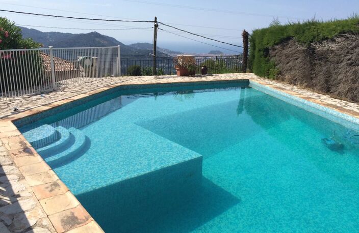 VILLA   avec piscine et  3 garage. — photo 4