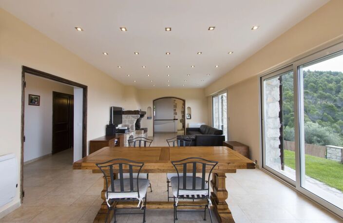 VILLA   avec piscine et  3 garage. — photo 5