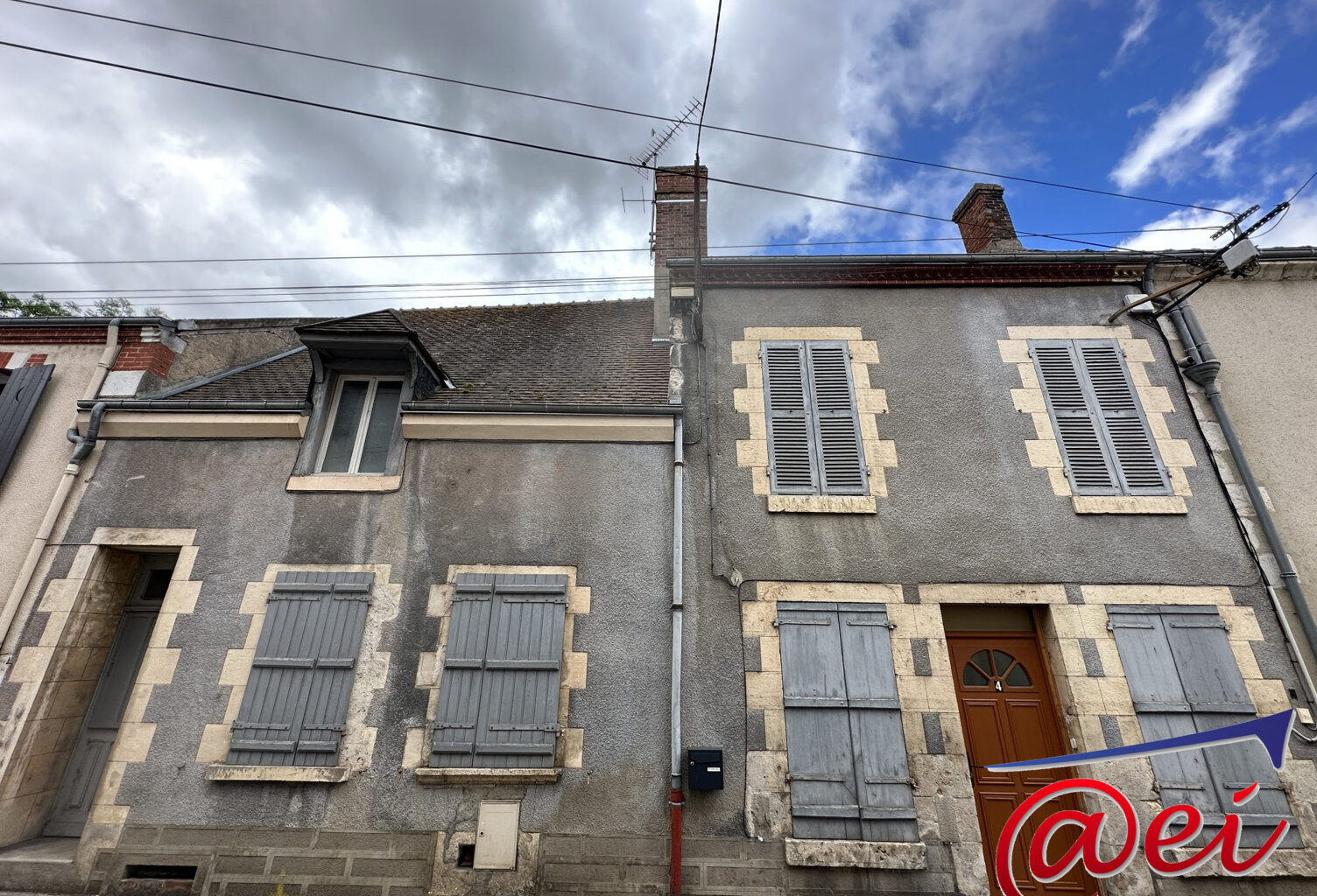 Immeuble de 2 appartements + un local commercial — photo 1