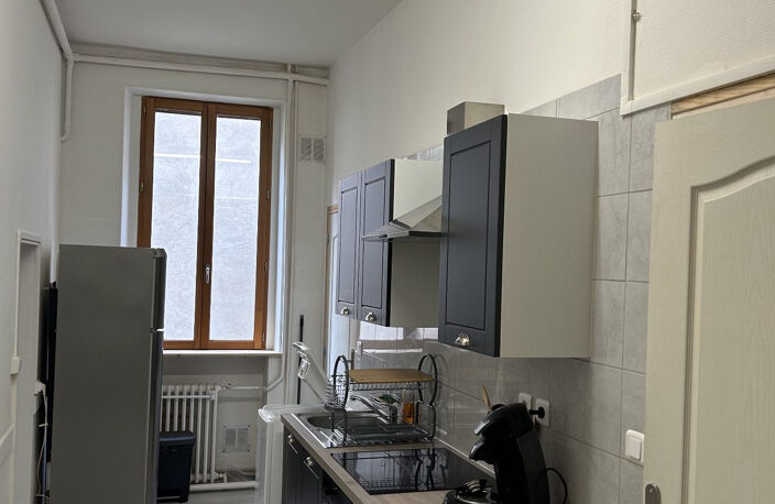 Immeuble de 2 appartements + un local commercial — photo 3