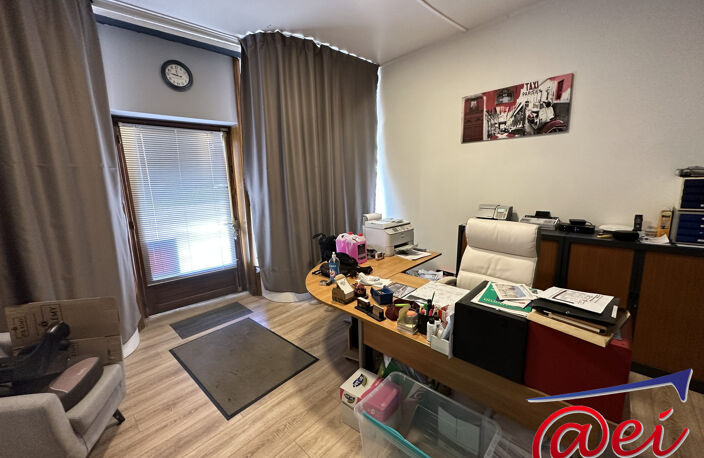 Immeuble de 2 appartements + un local commercial — photo 4